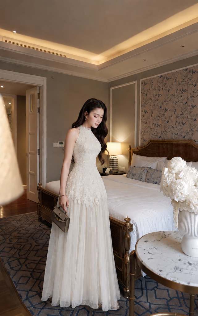 Đầm cổ yếm hở lưng kết hoa thủ công phối voan lưới