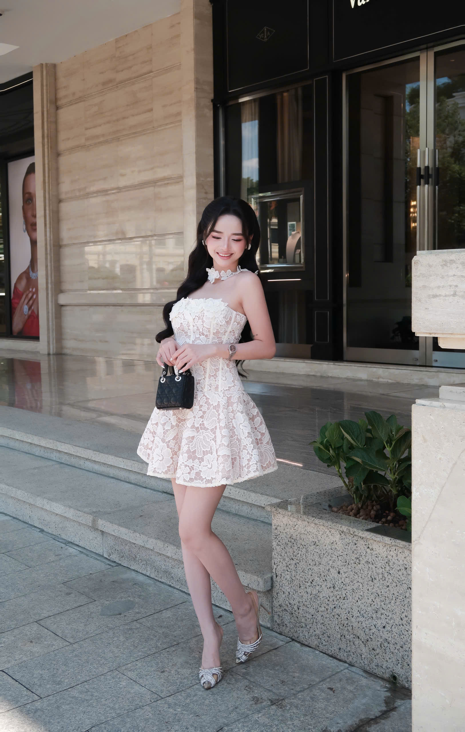 Đầm dự tiệc cup ngực dáng xòe phối dây chocker cổ vải ren hoa thêu thủ công