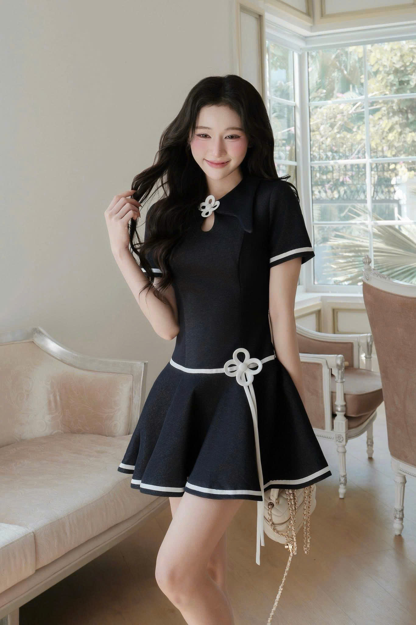 Đầm váy xòe cộc tay đính hoa phối viền trắng