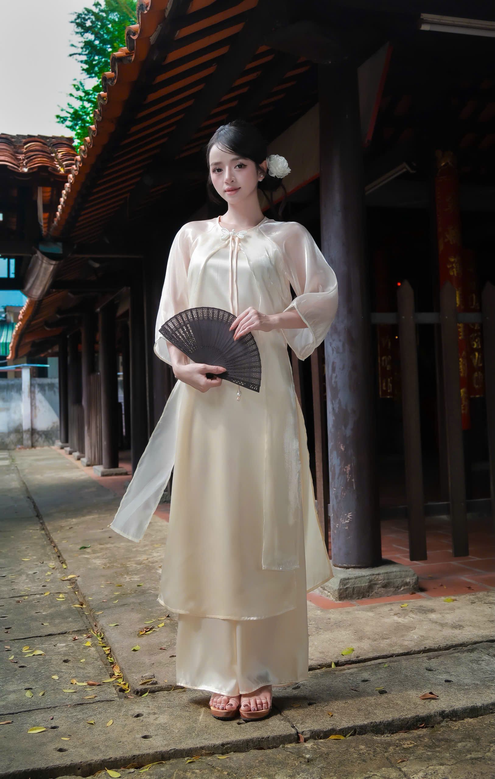 Tĩnh Vân Sét bộ áo dài cách tân dáng suông xẻ tà tay lửng phối nơ ngực đính ngoc + quần lụa