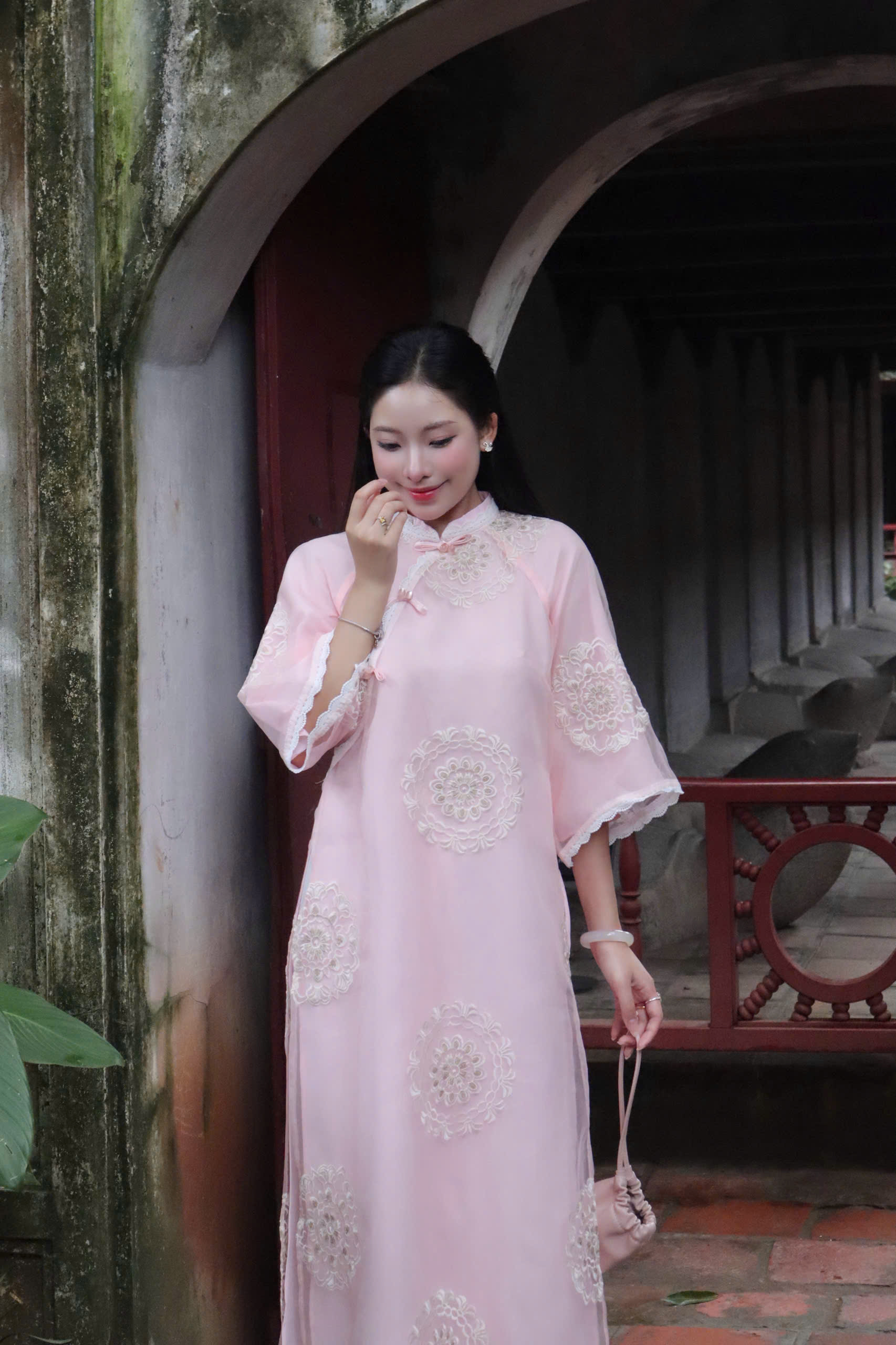 Hồng Yên Sét áo dài cách tân dáng suông tay lửng đính nơ phối viền ren + quần lụa