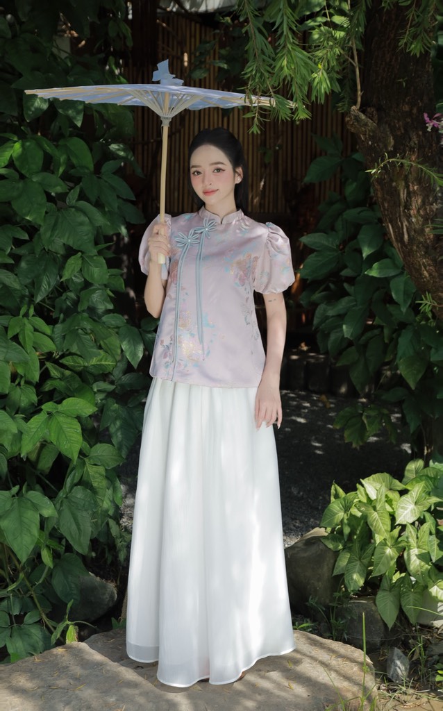 Uyển Vân Sét áo gấm hoa tay phồng đính hoa + chân váy