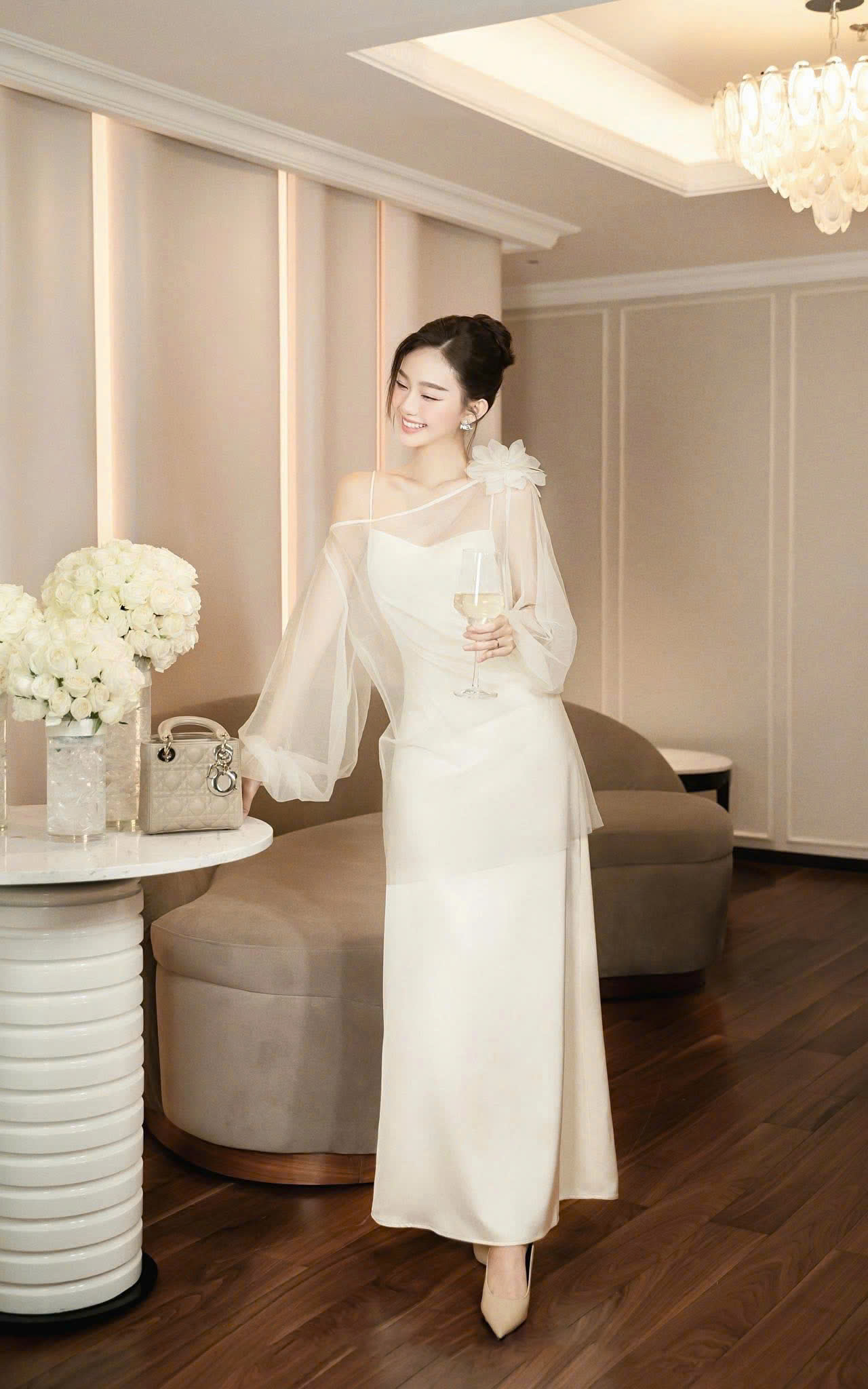 Đầm lụa 2 dây dáng dài kèm áo choàng đính hoa