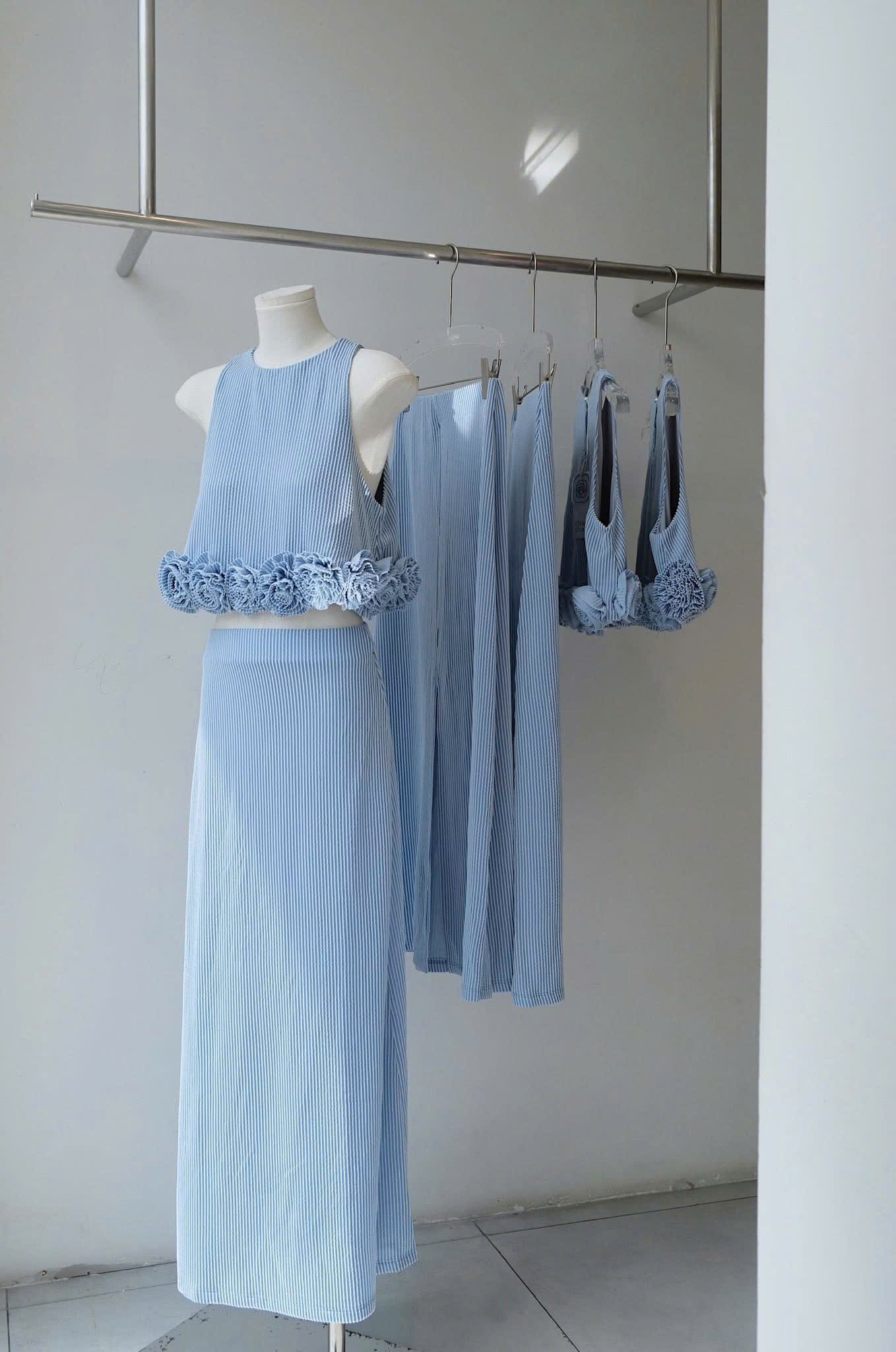 Sét bộ áo crop top đính hoa + Chân váy xanh dài kẻ sọc xanh da trời D0162